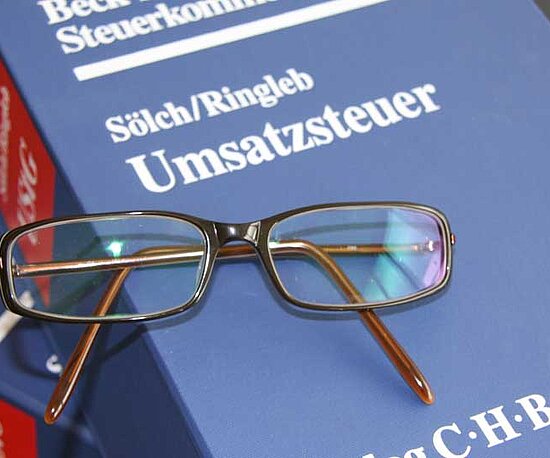 Umsatzsteuergesetzbuch mit einer Brille