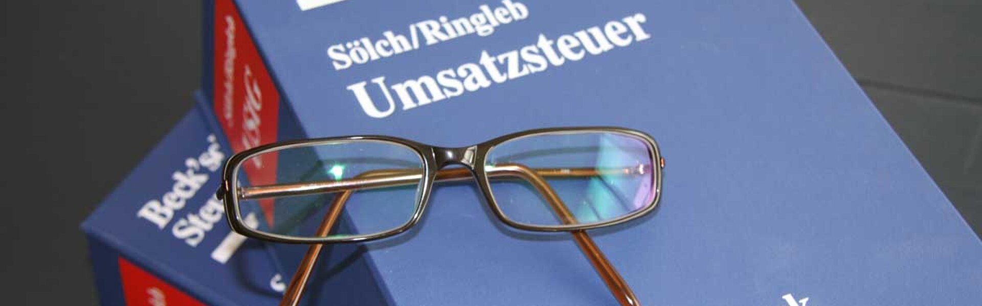 Umsatzsteuergesetzbuch mit einer Brille