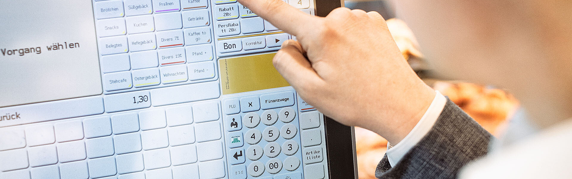 Eine Person bedient eine Vectron-Kasse und tippt auf den Touchscreen, auf dem verschiedene Verkaufsoptionen und Preise angezeigt werden.