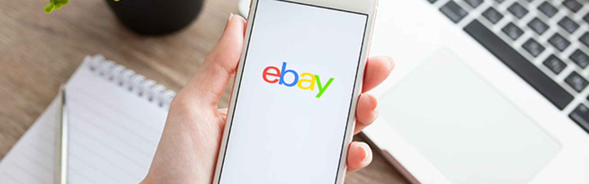 Ein Smartphone mit dem Logo von eBay