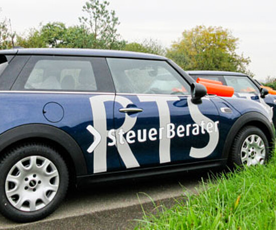 Auszubildende-Auto-Mini-Blau-Fahren-PKW-Ausbildung