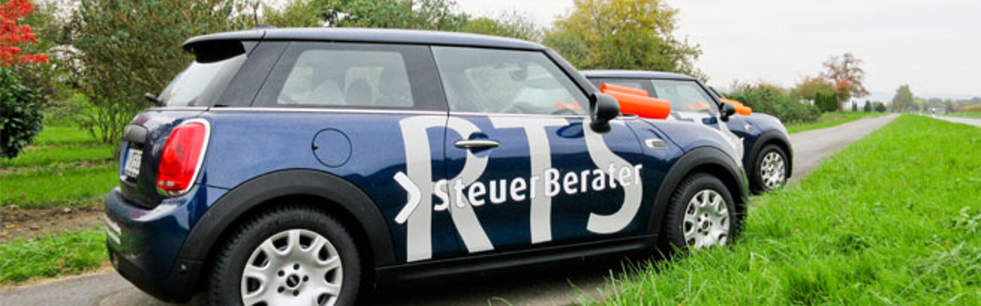 Auszubildende-Auto-Mini-Blau-Fahren-PKW-Ausbildung