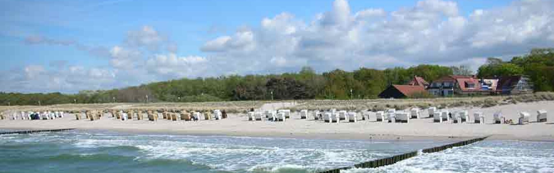 Urlaub Strand Meer mit Sonnenliegen