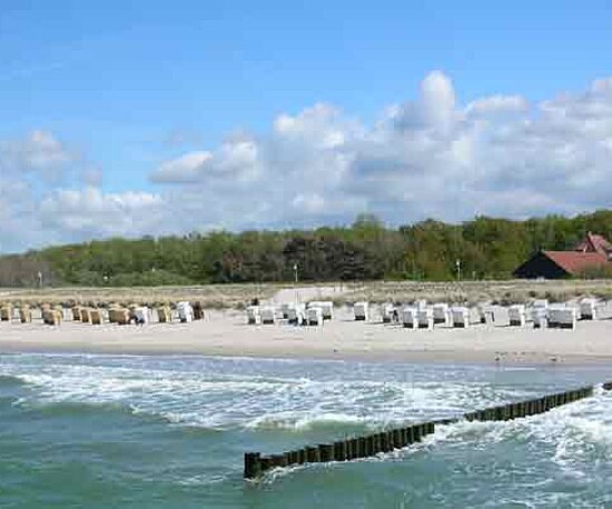 Urlaub Strand Meer mit Sonnenliegen