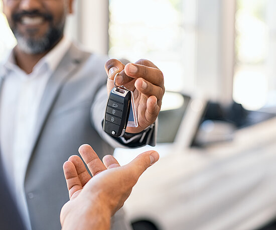 Firmenwagen Geschäftsmann Übergabe Autoschlüssel Autohaus