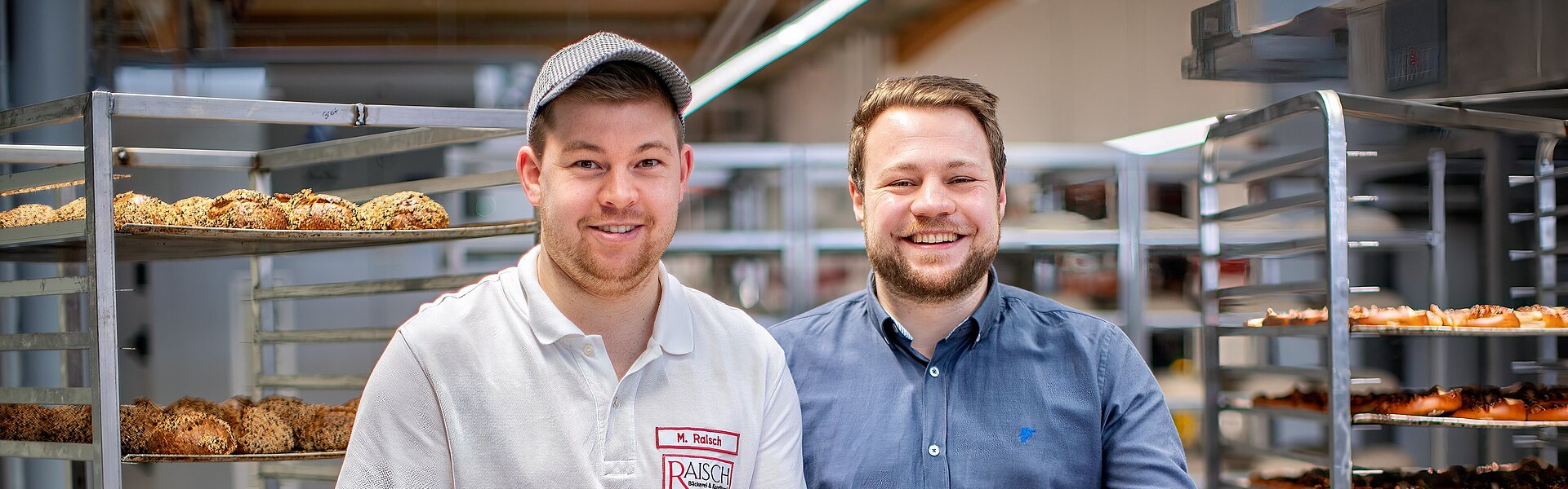 RTS Bäckerei zwei Bäcker mit einem Blech voller Brote