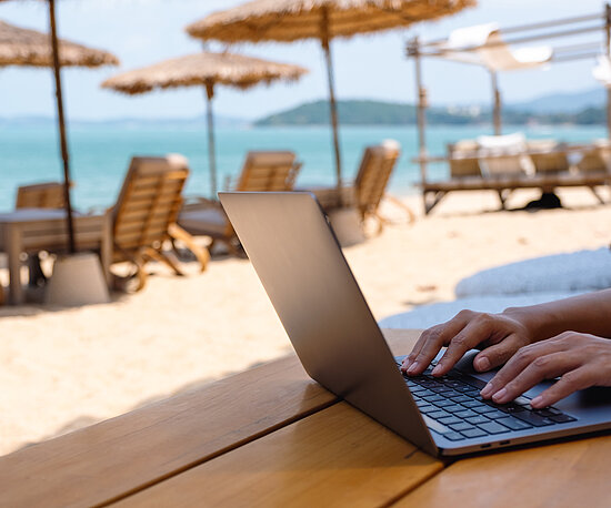 RTS Workation Homeoffice im Ausland Laptop im Urlaub 