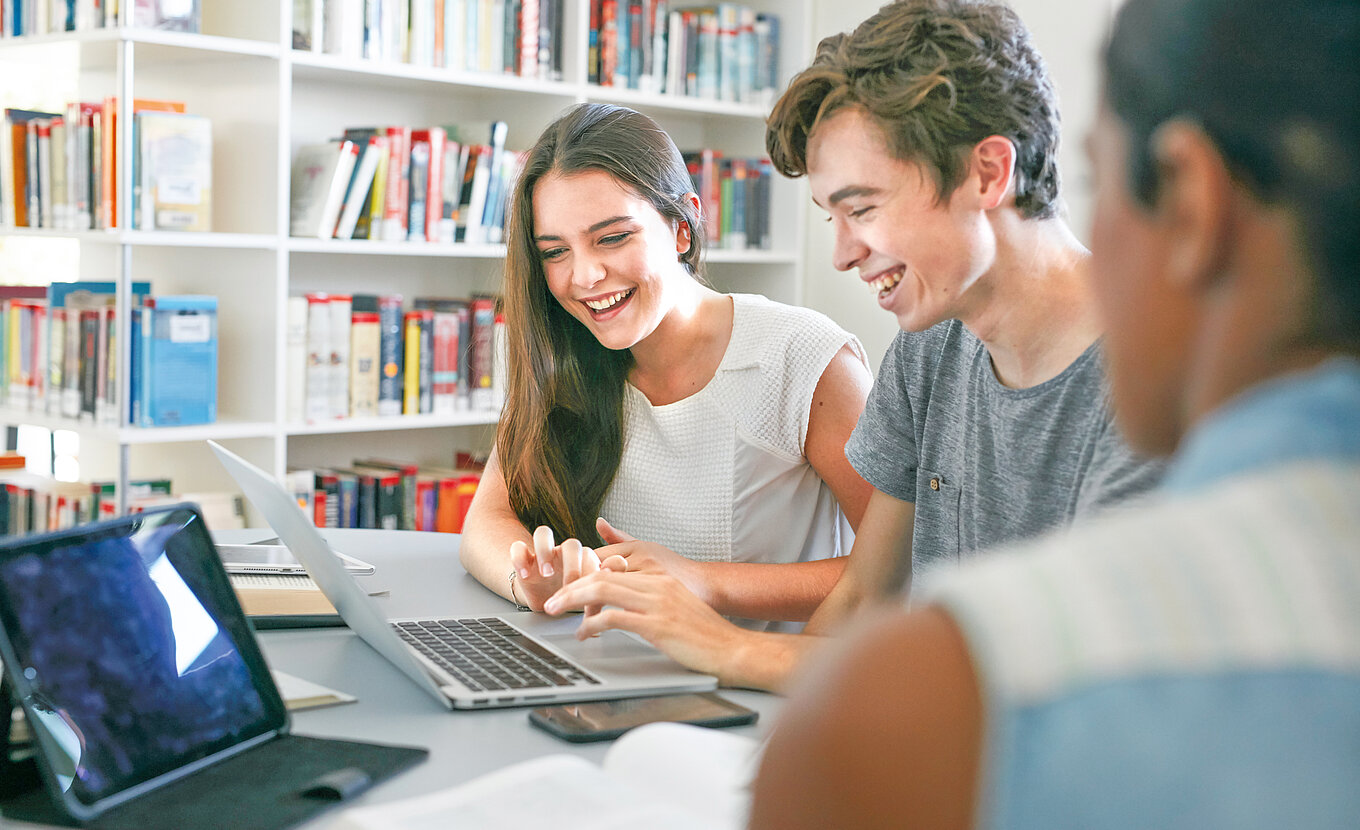 Schüler mit Laptops und Tablets 