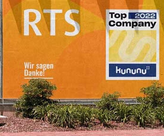 RTS-Plakat mit dem Top Company Siegel an einer Wand