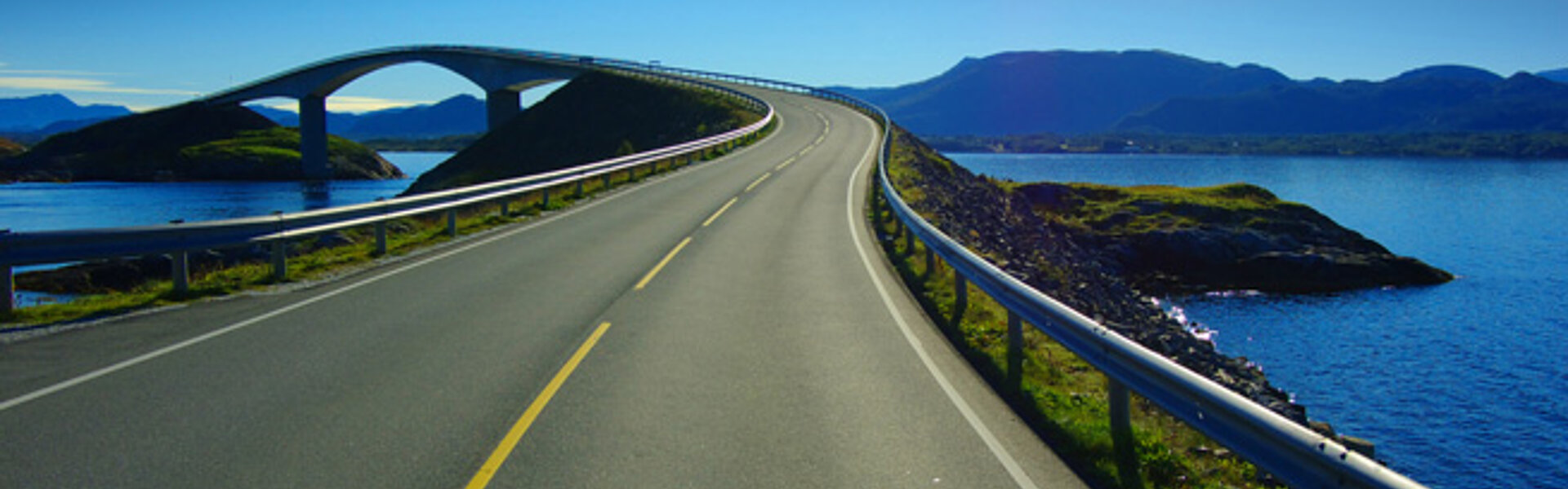 Straße und Brücke über das Meer