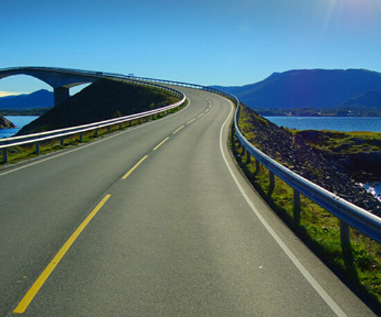 Straße und Brücke über das Meer