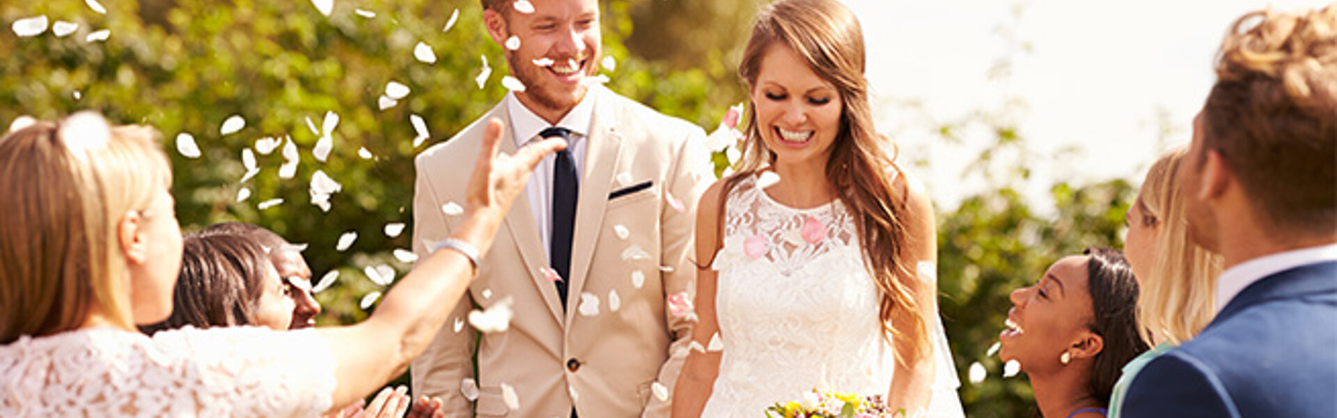 Hochzeit Ehepaar Mann und Frau Kinder streuen Blumen