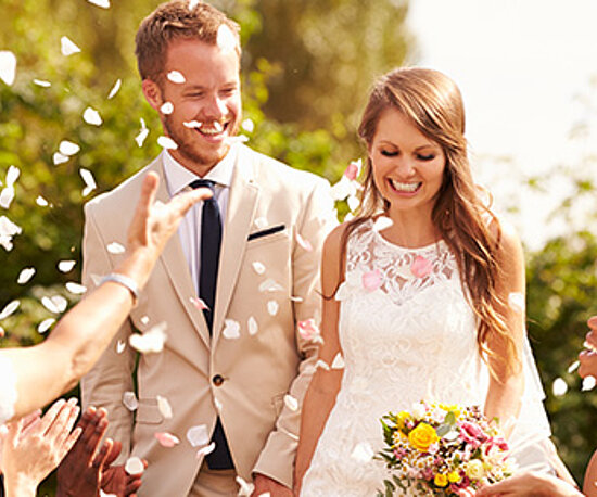 Hochzeit Ehepaar Mann und Frau Kinder streuen Blumen