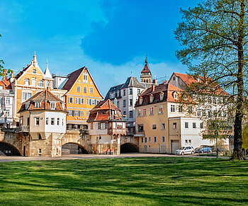 Park mit grüner Wiese und Gebäude in Esslingen