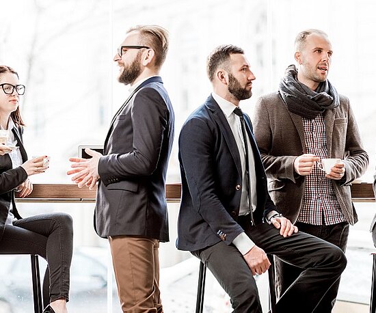 Casual gekleidete Menschen unterhalten sich auf einer Business Veranstaltung