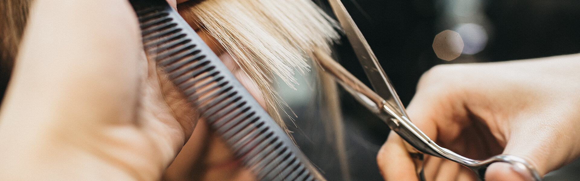 Branche Friseur Haare schneiden mit Schere und Kamm 