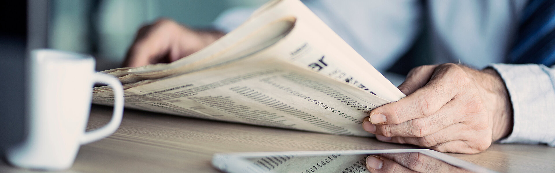 Zeitung lesen Tablett auf dem Tisch Kaffee Tasse