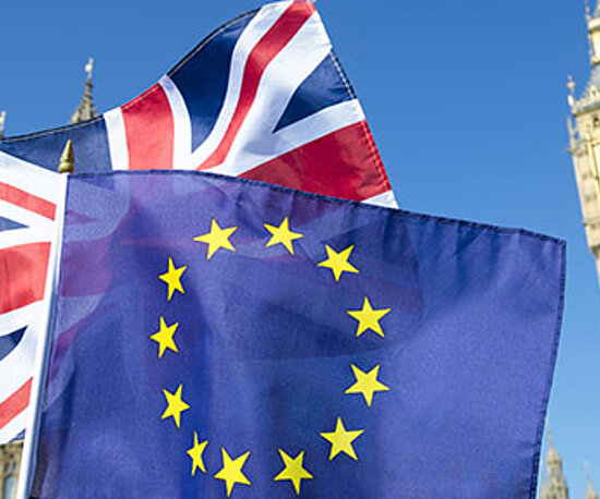 Großbritannien Flagge und Europa Flagge im Hintergrund Big Ben