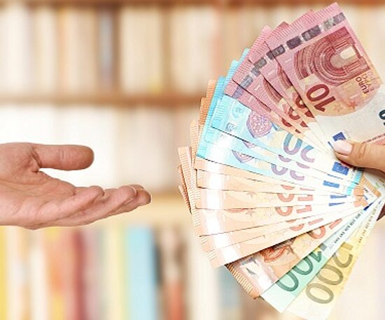 Geld, Handy, Übergabe, Forschungszulage