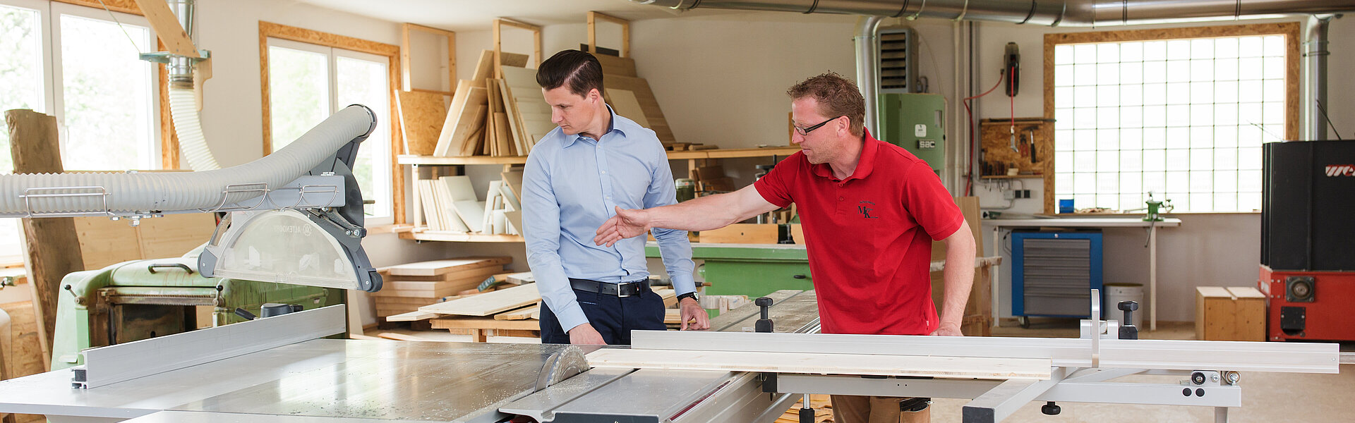 Ein Handwerker und ein Steuerberater vor einer Maschine