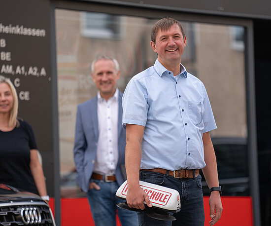 Michael Gloning neben einem Auto und trägt ein blaues Hemd